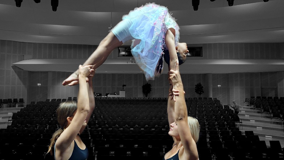 Akrobatinnen zeigen ein Element in der leeren Stadthalle Gersthofen