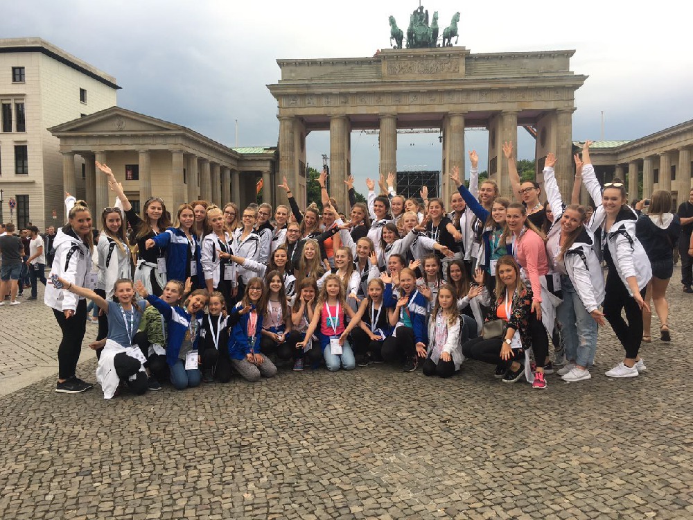 Tanzgirls vorm Brandenburger Tor